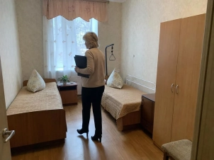 сотрудник проверяет палаты в пансионате для пожилых