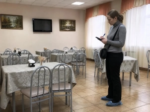 сотрудник проверяет столовую в пансионате для пожилых